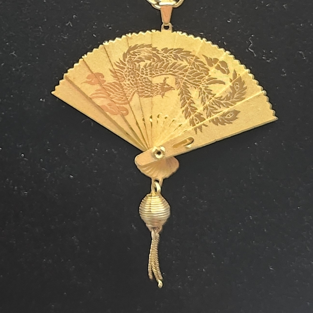 Elegant Gold Fan Pendant Necklace